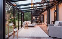 Solarlux staat bekend om de hoge kwaliteit van hun producten. De hoogste kwaliteitseisen staan in iedere fase van de productie centraal: van ontwikkeling en testen tot productie en afwerking. En omdat een product van hoge kwaliteit ook professioneel geplaatst moet worden, kiest Solarlux hun Quality Partners met de grootst mogelijke zorg uit.